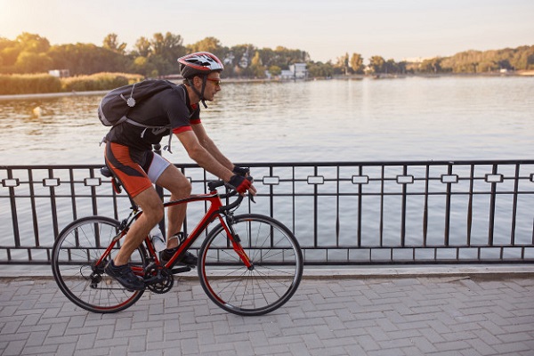 young-man-are-cycling-road-bike-evening_158595-2253