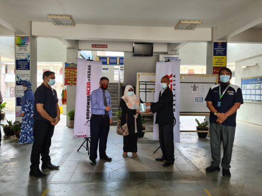 FOTO 1- Dr Norkhalid menyampaikan tablet kepada ibu pelajar di SMKBB2020