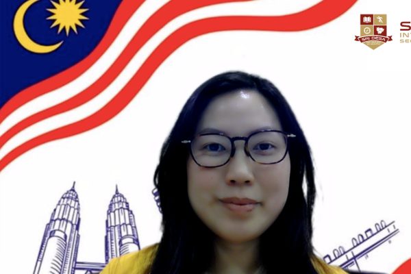 Puan Janice Saw, pengetua sekolah memberikan ucapan semasa majlis sambutan Hari Kemerdekaan sekolah (1)