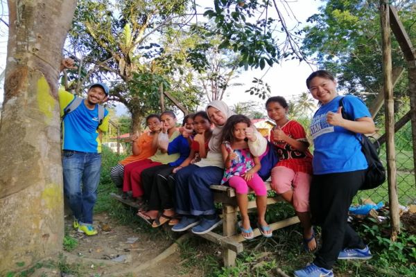221021-Dr. Abdul Halim, Pn. Azila dan Dr Seah ketika bermesra bersama anak-anak di perkampungan Pos RPS Kemar.