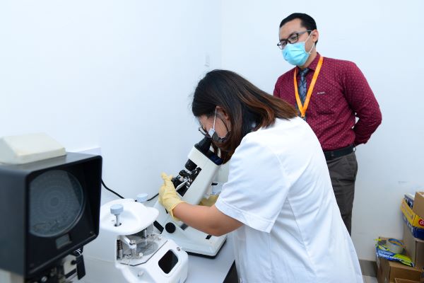 Pelajar menggunakan kelengkapan di Kolej Vision untuk mempelajari aspek teori dan praktikal berkaitan bidang optometri.
