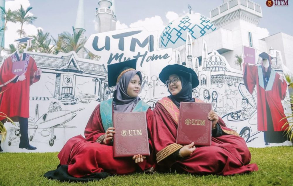 Ibu kongsi pentas konvo bersama anak masing-masing raih segenggam PhD dan sarjana