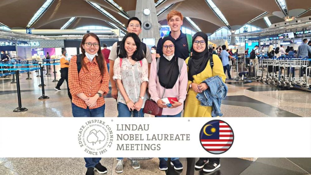 Belakang Kiri ke Kanan - Dr. Oh Wen Da & Dr. Goh Choon Fu. Depan Kiri ke Kanan - Dr. Low May Lee, Dr. Nur Azzalia Kamaruzaman, Dr. Enis Nadia Md Yusof & Dr. Sazlinda Kamaruzaman
