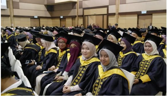 Sebahagian pelajar tempatan MEDIU semasa majlis konvokesyen.