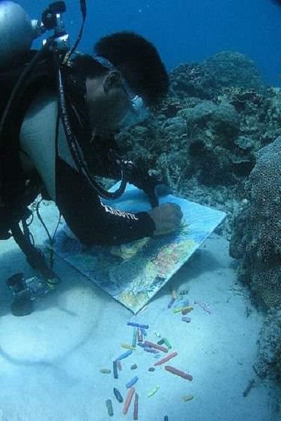 Kerana minat melukis, Ajis sanggup selam skuba hingga berjaya hasilkan 50 karya di dasar laut. Salute!