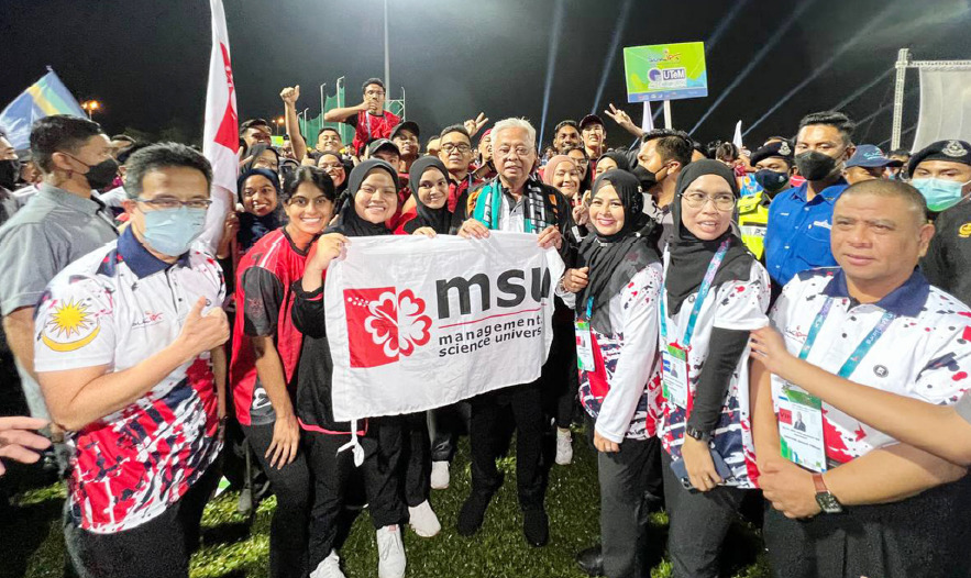 Atlet MSU yang meraih kemenangan besar bergambar bersama Perdana Menteri, Datuk Seri Ismail Sabri Yaakob (tengah) dan Menteri Besar Perak, Datuk Saarani Mohamad (kanan).