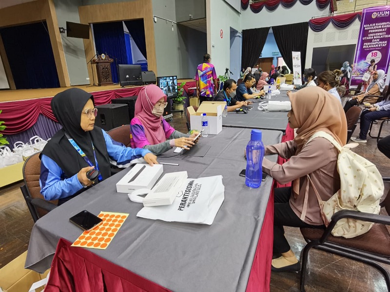 Pelajar UUM luah rasa syukur dan gembira terima peranti siswa